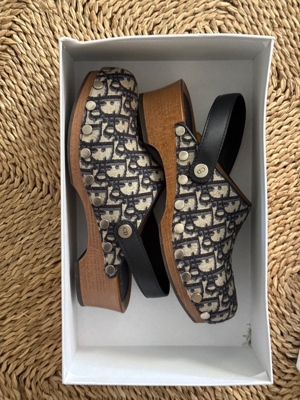 Diorquake Clogs